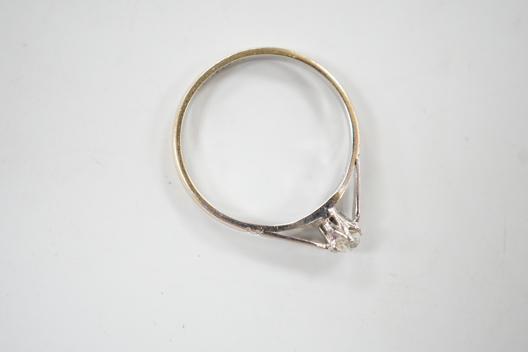 An 18ct, plat and solitaire diamond set ring, size P/Q, gross weight 2.1 grams.
